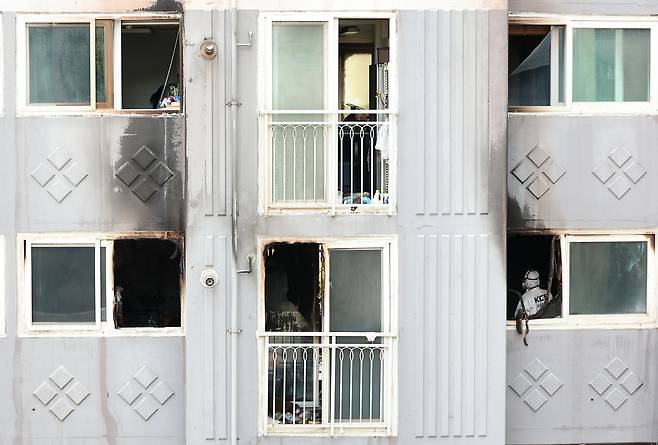 대피가 진행된 아파트 주방쪽(뒤편) 감식하는 감식반 (부산=연합뉴스) 손형주 기자 = 14일 부산 북구 만덕동의 한 아파트에서 국과수와 경찰, 소방당국이 합동감식을 벌이고 있다. 2025.7.14