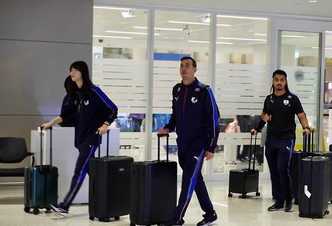 인천공항으로 귀국하는 모랄레스 여자배구 대표팀 감독 [촬영 이동칠]