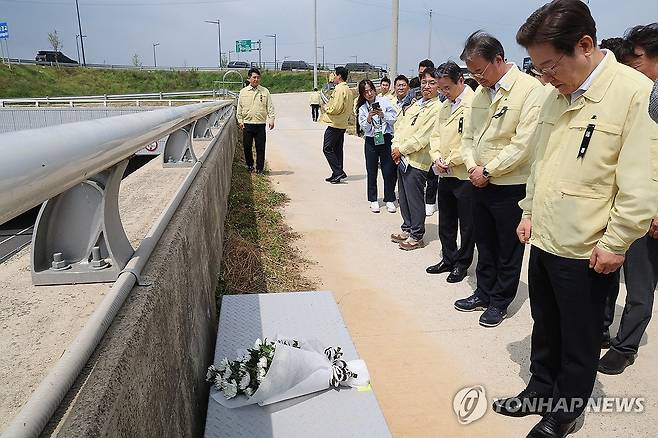 이재명 대통령, 오송 참사 2주기 추모 (청주=연합뉴스) 홍해인 기자 = 이재명 대통령이 오송 참사 2주기를 앞두고 14일 충북 청주시 오송읍 궁평2지하차도를 방문해 헌화 뒤 묵념하고 있다. 
    지난 2023년 7월 15일 오송 궁평2지하차도에서는 인근 미호강이 범람하며 침수되는 사고가 발생해 14명이 숨졌다. 2025.7.14 [대통령실통신사진기자단] hihong@yna.co.kr