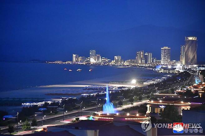 북한 원산갈마해안관광지구 야경 (평양 조선중앙통신=연합뉴스) 지난 1일 개장한 북한 원산갈마해안관광지구 십리백사장에 해안관광을 즐기기 위해 전국 각지에서 근로자들이 끊임없이 찾아와 연일 흥성이고 있다고 조선중앙통신이 3일 보도했다. 2025.7.3      [국내에서만 사용가능. 재배포 금지. For Use Only in the Republic of Korea. No Redistribution] nkphoto@yna.co.kr