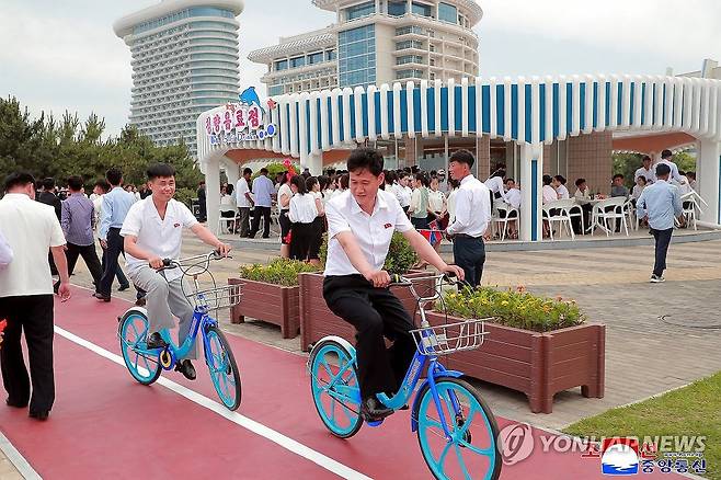 북한, 원산갈마해안관광지구서 자전거 체험 (평양 조선중앙통신=연합뉴스) 북한이 원산갈마해안관광지구에 백화점, 영화관, 극장, 자전거임대소 등 각종 봉사시설의 운영준비를 완료했다고 조선중앙통신이 4일 보도했다. 관광객들이 자전거를 대여해 해안도로를 달리며 관광을 즐기고 있다. 2025.7.4      [국내에서만 사용가능. 재배포 금지. For Use Only in the Republic of Korea. No Redistribution] nkphoto@yna.co.kr