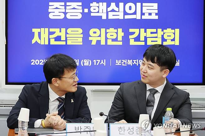 국회 보건복지위-전공의 간담회 (서울=연합뉴스) 김주성 기자 = 14일 서울 여의도 국회 보건복지위원회 소회의실에서 열린 중증·핵심의료 재건을 위한 간담회에서 박주민 위원장과 대한전공의협의회 한성존 신임 비상대책위원장(오른쪽)이 대화하고 있다. 2025.7.14 utzza@yna.co.kr