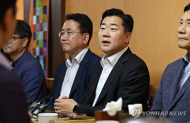 대구 찾은 박찬대 의원 (대구=연합뉴스) 윤관식 기자 = 더불어민주당 당대표 후보인 박찬대 의원이 14일 대구 중구 한 식당에서 열린 더불어민주당 대구 당원 간담회에 참석해 모두발언하고 있다. 2025.7.14 psik@yna.co.kr