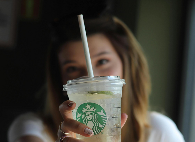 음료에 꽂혀 있는 빨대