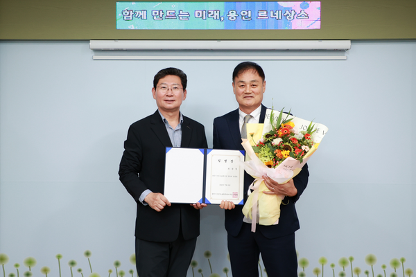 이상일 용인시장(용인시민프로축구단 이사장)은 15일 최윤겸 전 충북청주FC 감독을 용인FC 초대 감독으로 선임하고 임명장을 수여했다. 2025.7.15 /이상일 용인시장 블로그 캡처