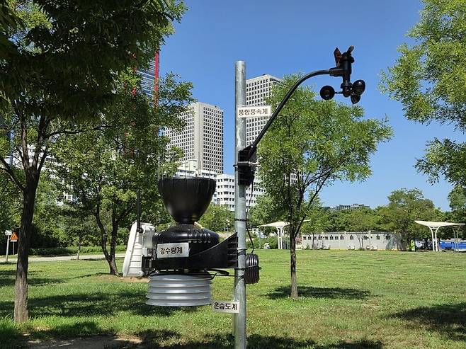 ▲&nbsp;서울시 여의도 한강공원에 설치된 이동형 AWS 모습./고륜형 기자 krh0830@incheonilbo.com