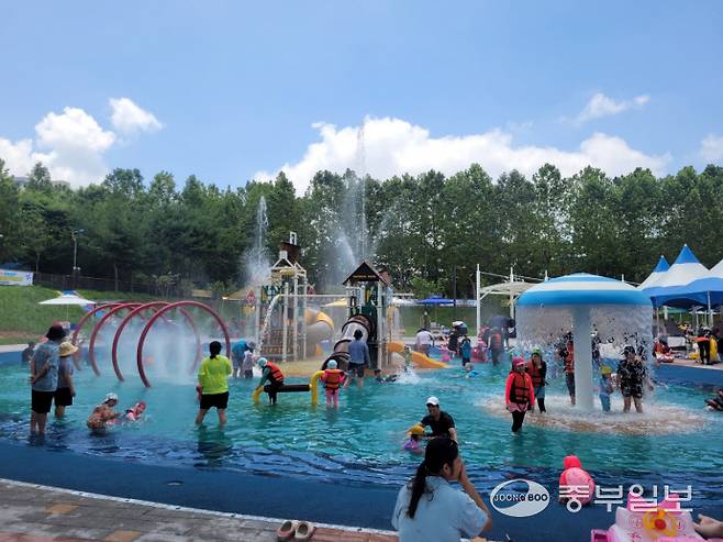 남동 물빛놀이터를 찾은 이용객들이 유아풀에서 물놀이를 즐기고 있다. 사진=남동구청
