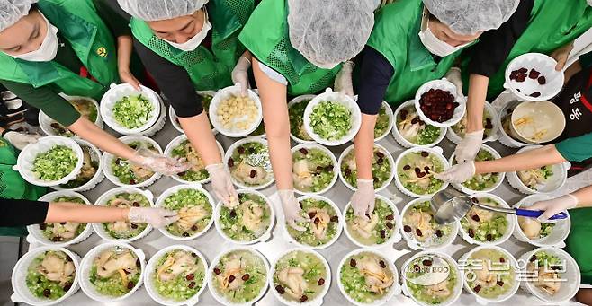 15일 오전 수원시 권선구 평동행정복지센터에서 열린 '효사랑 평동 사랑의 삼계탕 나눔'에서 평동새마을부녀회 관계자들이 지역 취약계층 50세대에게 전달할 삼계탕을 만들고 있다. 임채운기자