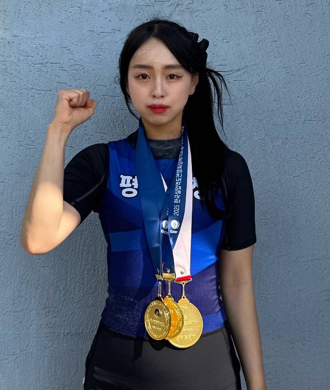 15일 전남 벌교스포츠센터에서 열린 2025 한국실업역도연맹회장배역도경기대회 여일반부 49㎏급서 3관왕을 차지한 신재경(평택시청)이 기념사진을 찍고 있다. 사진=평택시청