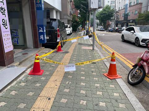 인천 미추홀구 주안동의 한 인도가 땅꺼짐으로 인해 통제돼 있다. 2025.7.14. [사진 = 미추홀구청]