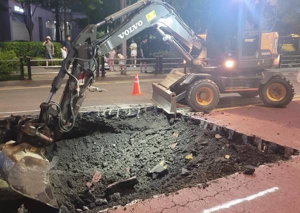 10일 인천 연수구 송도국제도시에서 땅꺼짐이 발생해 관계 기관이 수습에 나서고 있다. 2025.7.10. [사진 = 연수구청]