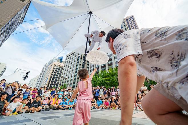 다음 달 10일 빛누리아트홀에서 공연하는 극단 '씨레온(C.LEON)'의 현대 서커스 '우산 아래'.