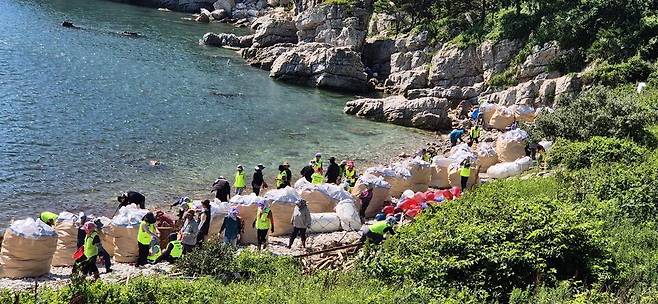 인천시 옹진군 대청면 광난두 해변 7월중 제2차 클린업데이 행사. <옹진군 제공>