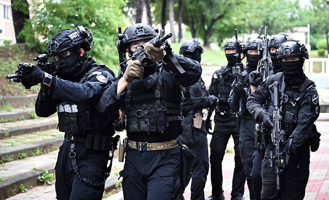 해군 인천해역방어사령부 군사경찰대가 인천 소재 부대 훈련장에서 육군 제17보병사단 특임대와 합동 교육훈련을 하고 있다.<인천해역방어사령부 제공>