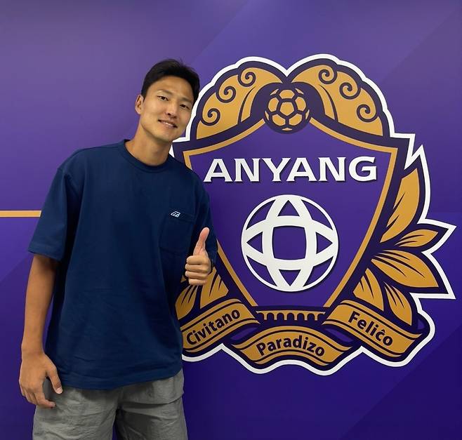 Kwon Kyung -won, a national team who joined FC Anyang, is taking a commemorative photo after an interview with the symbol Ilbo at the FC Anyang Media Room in Anyang Sports Complex. Reporter Lee Se -yong