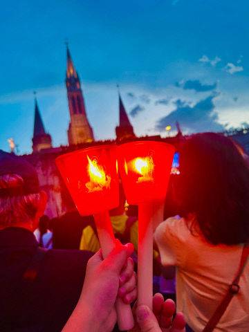 로사리오 대성당에서 야간 촛불행렬중인 전세계 참가자들