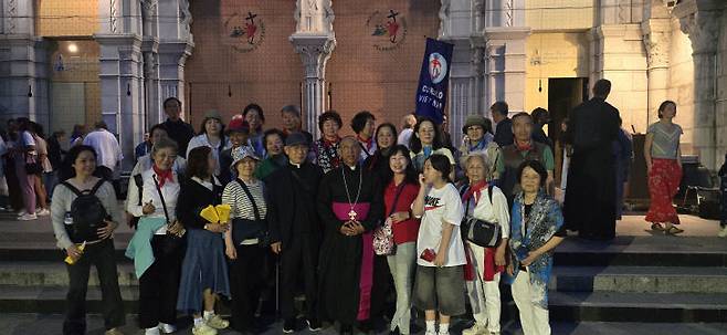 로사리오 대성당에서 야외미사 후 미사를 집전한 대주교와 함께 한 김정수 바르나바 신부와 순례자들.