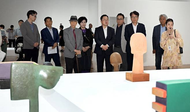 15일 대전시립미술관 제5전시실에서 열린 제22회 이동훈미술상 특별상 수상작가전 '이은정·정우경'의 개막식에서 이장우 대전시장과 유영돈 중도일보 사장, 윤의향 대전시립미술관장 등 주요 참석자들이 작품을 둘러보고 있다. 사진=이성희 기자