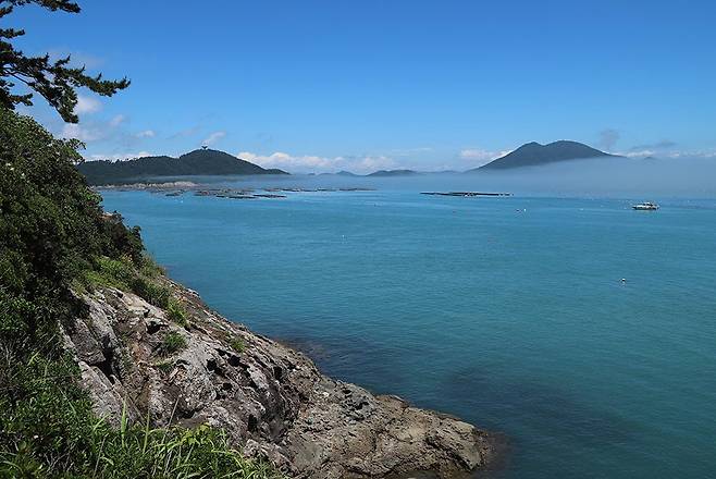 큰개머리에 서니 동망봉에 있는 완도타워와 신지도가 가깝게 바라보인다. 남쪽바다에는 청산도, 대모도, 소안도 같은 섬들이 다도해를 이루고 있다.