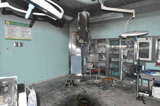 광주시 동구 학동 조선대병원 내 전기·가스집중공급장치 콘센트에서 14일 오전 8시 10분께 화재가 발생해 이날 예정된 27건의 수술이 미뤄졌다. 
 <광주동부소방 제공>