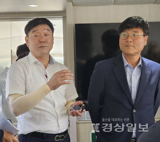 ▲ 왼쪽부터 주성조 거제시 수산과 팀장과 변광용 거제시장이 고수온에 따른 양식장 피해와 대안을 설명하고 있다.