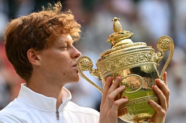 2025 윔블던 우승 트로피에 입을 맞추는 세계랭킹 1위 야닉 시너. 연합뉴스