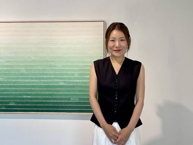 성연화 작가가 자신의 작품 앞에서 미소 짓고 있다. 이연정 기자