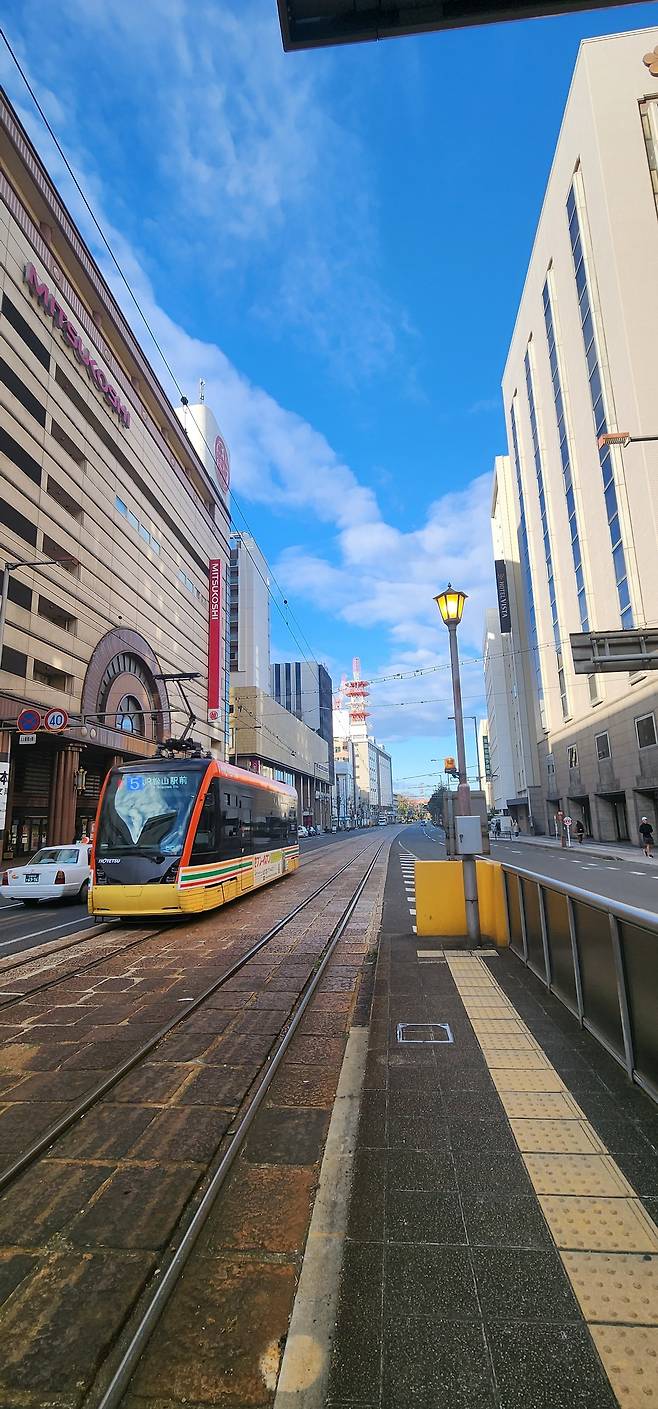 마쓰야마 시내를 달리는 트램.