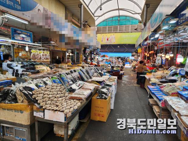 평일 낮 죽도시장은 비교적 한산했지만 상인들의 움직임은 분주했다. 골목 골목 발디딜 때마다 상인들은 가뜩이나 적은 손님 중 누구 하나라도 놓칠세라 자신의 점포 앞에서 큰 소리로 손님들의 발길을 붙잡느라 여념이 없었다. 황지환 인턴기자