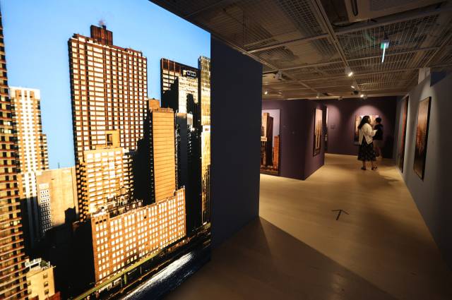 ONE STEP AWAY 이경준 사진전 부산 전시장 전경. 이재찬 기자 chan@