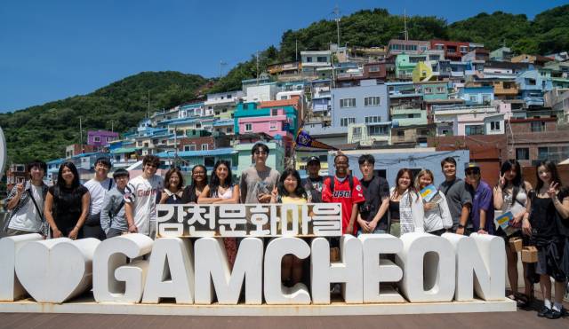 해외 교류 프로그램으로 지난달 22일부터 한국을 찾은 미국 시애틀 워싱턴대 소속 학생들이 부산 서구 감천문화마을에서 기념 촬영을 하고 있다. 워싱턴대 정진규 교수 제공