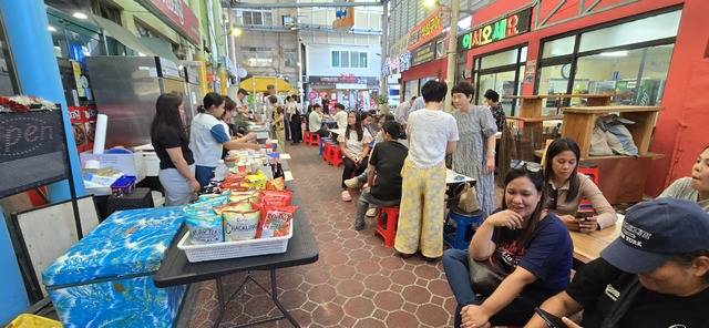 상주시 남원동 전통시장(중앙시장)에서는 최근 상인들이 힘을 모아 솥뚜껑 야시장을 개장, 시민들로 부터 큰 인기를 얻고 있다. 상주시 제공