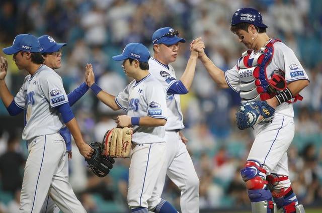 지난 6월 25일 대구 삼성라이온즈파크에서 열린 2025 프로야구 한화 이글스와 삼성 라이온즈의 경기에서 삼성이 7-2로 승리한 후 박진만 감독과 선수들이 기뻐하고 있다.