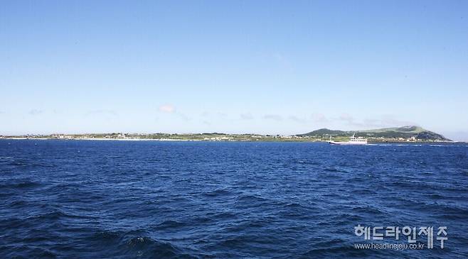 오는 8월부터는 섬속의 섬 우도에서 16인용 전세버스와 전기렌터카 운행이 허용된다. 사진은 우도 섬 전경. (사진=제주시)