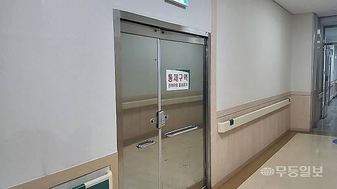 15일 오전 광주 동구 조선대학교병원 2관 병동, 수술동으로 향하는 층계참의 문이 잠긴 채 통제되고 있다.