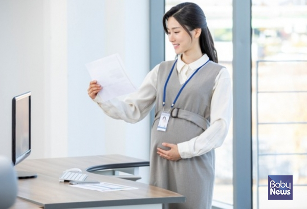 임신 초기 또는 후기 여성공무원의 휴식이나 병원 진료 등을 위한 '모성보호시간' 사용이 보장된다. 남성공무원이 배우자 임신기간 중 검진에 동행할 때 사용할 수 있는 휴가도 신설된다. ⓒ베이비뉴스
