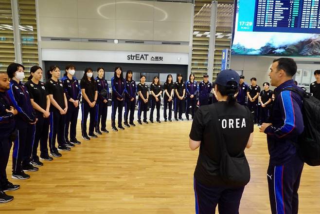 국제배구연맹(FIVB) 발리볼네이션스리그(VNL) 잔류에 실패한 한국 여자배구 국가대표팀 페르난도 모랄레스 감독(오른쪽)이 14일 인천국제공항을 통해 귀국, 선수들에게 이야기하고 있다. 사진=연합뉴스