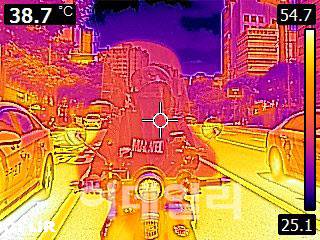 [이데일리 노진환 기자] 서울 낮 최고기온이 37도까지 오르며 폭염이 계속된 9일 오후 서울 마포구 신촌역 인근에서 열화상카메라로 촬영한 배달라이더의 모습. 아스팔트의 온도가 50도 이상을 나타내고 있다. 온도가 높을수록 붉게, 낮을수록 푸르게 나타난다.