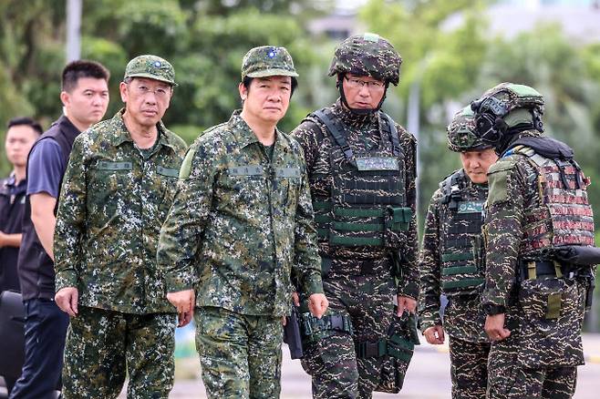 14일 대만 가오슝에서 열린 연례 합동군사훈련 ‘한광 41호 훈련’에 참석한 라이칭더 대만 총통(가운데).(사진=AFP)