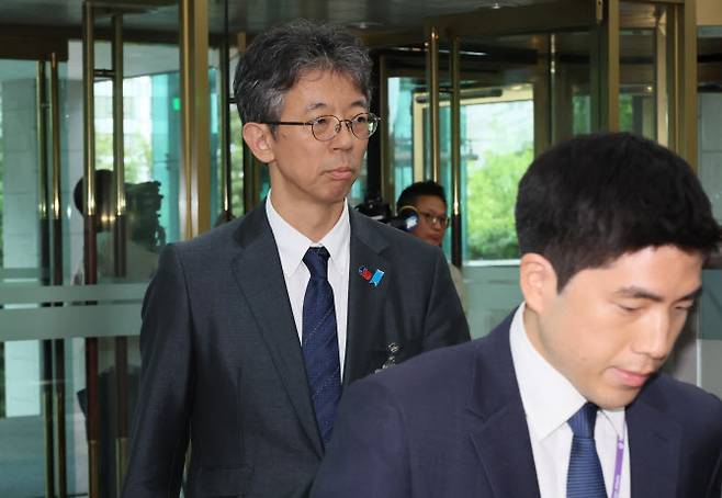 일본 정부가 독도 영유권 주장을 담은 방위백서를 채택한 15일 이세키 요시야스 주한일본대사관 총괄공사 대리가 서울 종로구 외교부 청사로 초치되고 있다. [연합뉴스 제공]