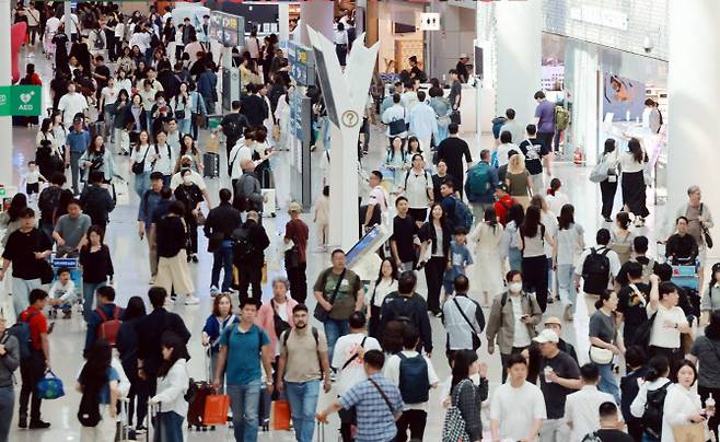 여름휴가철을 맞아 출국 인파로 붐비는 인천국제공항 제1터미널 면세구역(사진=뉴스1)