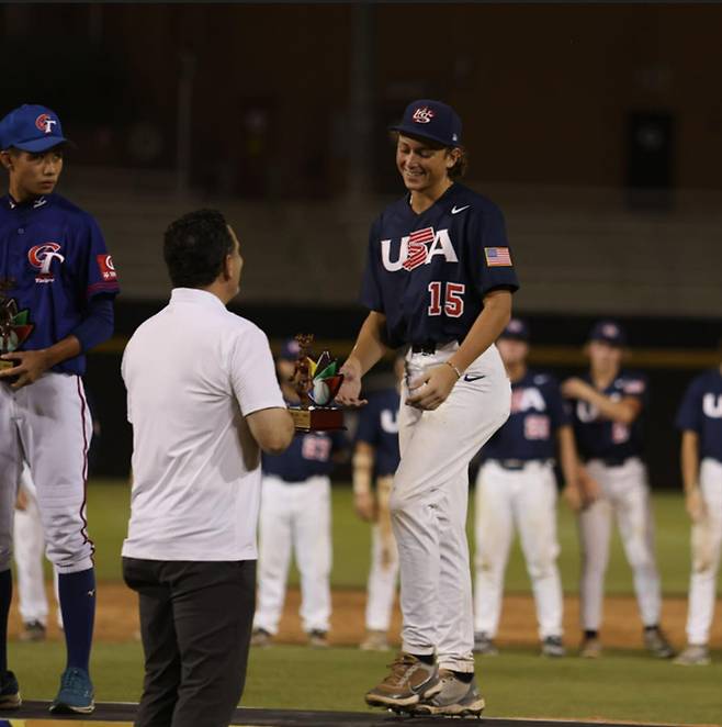 (미국청소년대표 시절의 이선 홀리데이)