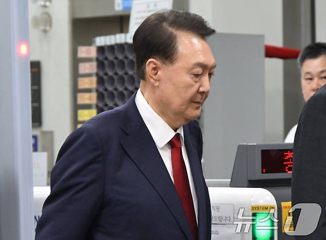 12·3 비상계엄과 관련해 특검 수사를 받는 윤석열 전 대통령이 9일 밤 서울중앙지법에서 두 번째 구속 전 피의자심문(영장실질심사)을 마친 뒤 대기장소인 서울구치소로 이동하고 있다. 2025.7.9/뉴스1 ⓒ News1 사진공동취재단