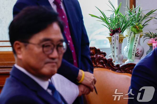 2024년 6월 10일  우원식 국회의장이 다소 씁쓸한 표정으로 서울 여의도 국회의장실에 앉아 있다. 오른쪽엔 윤석열 대통령이  보낸 '의장 취임 축하 난'이  놓여 있다. 2024.6.10/뉴스1 ⓒ News1 안은나 기자