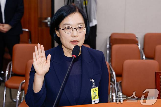 한성숙 중소벤처기업부 장관 후보자가 15일 오전 서울 여의도 국회 산업통산자원중소벤처기업위원회에서 열린 인사청문회에 출석해 선서를 하고 있다. ⓒ News1 안은나 기자