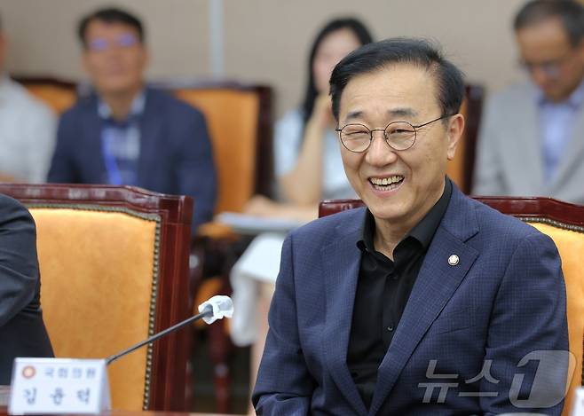 김윤덕 더불어민주당 의원(국토교통부 장관 후보자)이 11일 전북 전주시 전북특별자치도청 종합상황실에서 열린 전북 국회의원·도·시군 예산정책협의회에서 참석자들의 축하에 환하게 웃고 있다. 2025.7.11/뉴스1 ⓒ News1 유경석 기자