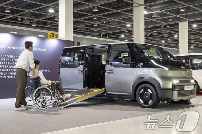 기아가 10일부터 서울 aT센터에서 개최되는 '제20회 대한민국 보조공학기기 박람회'에 참가해 휠체어용 차량인 PV5 WAV를 전시한다고 밝혔다. 사진은 대한민국 보조공학기기 박람회에 기아 PV5 WAV가 전시된 모습. (기아 제공. 재판매 및 DB 금지) 2025.6.10/ 뉴스1