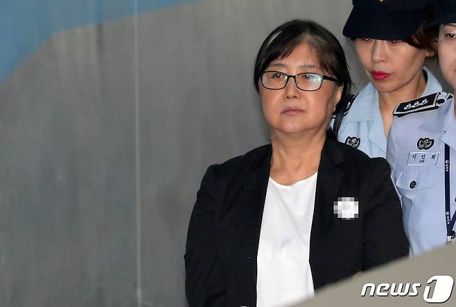 박근혜정부의 '국정농단' 사건을 주도한 혐의로 기소된 '비선실세' 최서원 씨(개명 전 최순실)가 2018년 8월 항소심 공판에 출석하는 모습. (ⓒ News1 DB