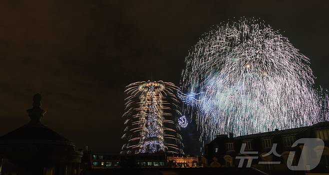 프랑스 혁명 기념일(바스티유 데이)인 14일(현지시간) 프랑스 파리 에펠탑에서 불꽃놀이 쇼가 펼쳐지고 있다. 2025.7.15/뉴스1 ⓒ News1 이준성 기자