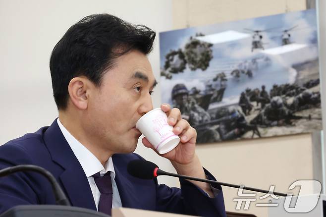 안규백 국방부 장관 후보자가 15일 오전 서울 여의도 국회 국방위원회 전체회의장에서 열린 인사청문회에 출석해 물을 마시고 있다. 2025.7.15/뉴스1 ⓒ News1 이광호 기자